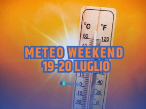 Sullo sfondo un termometro che segna temperature altissime. In primo piano il meteo del weekend 19-20 luglio 2025