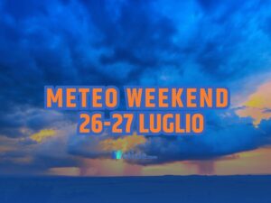 Sullo sfondo un tramonto dopo la pioggia, in primo piano il meteo del weekend 26-27 luglio 2025