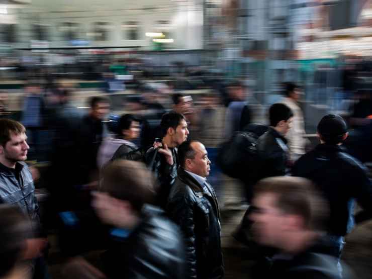 Migranti che si spostano velocemente da un posto all'altro in un luogo affollato