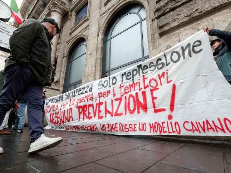 Momento della manifestazione per la sicurezza dei Campi Flegrei dove gli abitanti sono flagellati da scosse di terremoto e dal fenomeno del bradisismo
