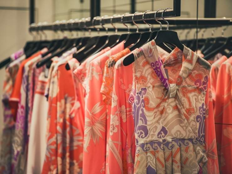 Vestiti esposti in un negozio di abbigliamento