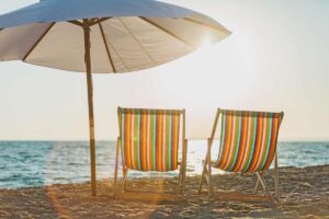 Due sdraio e un ombrellone in spiaggia