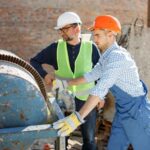 Operai lavorano all'aperto in estate