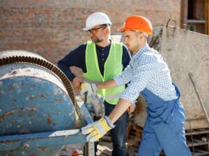 Operai lavorano all'aperto in estate
