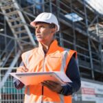 Operaio al lavoro in cantiere mentre fa caldo