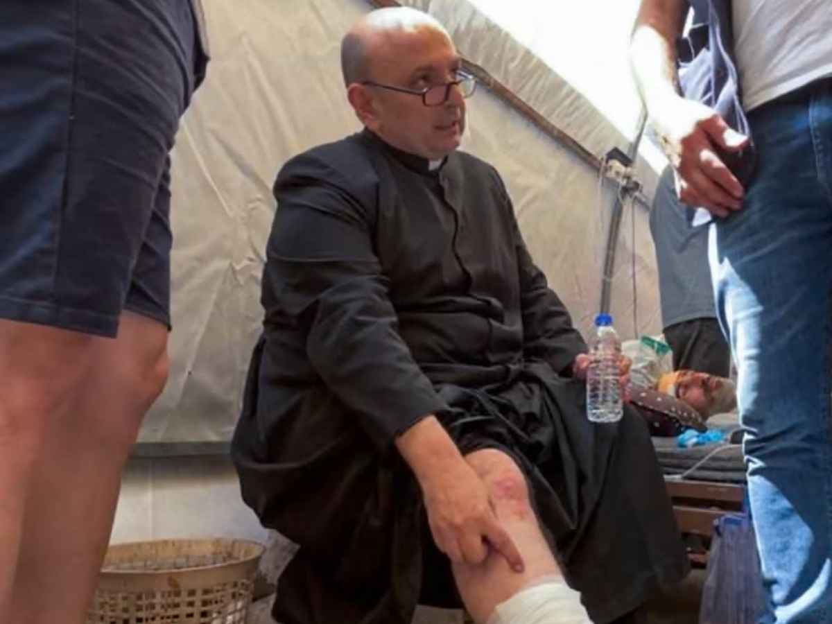 Come sta padre Gabriel Romanelli, punto di riferimento di Papa Francesco: bombardata a Gaza la sua Chiesa Come sta padre Gabriel Romanelli, punto di riferimento di Papa Francesco: bombardata a Gaza la sua Chiesa