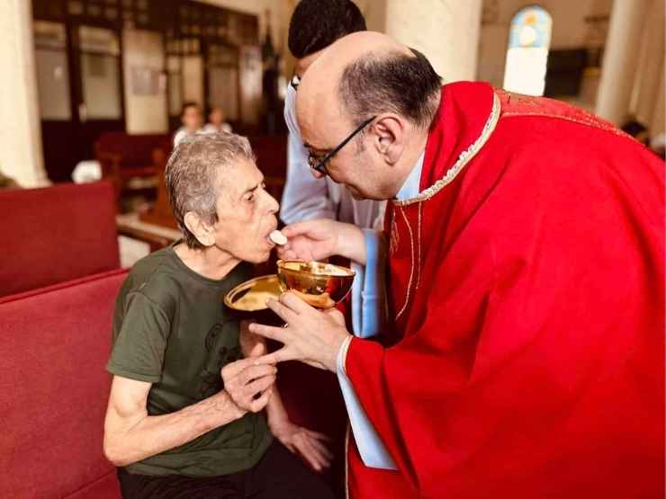 Padre Romanelli, ferito nel corso di un bombardamento di Israele sulla Striscia di Gaza