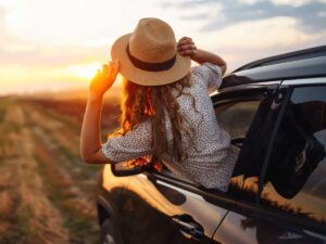 Ragazza in auto va in vacanza