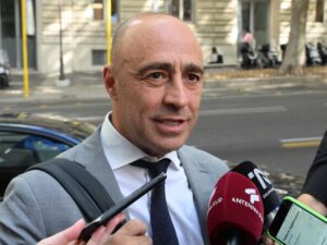 Piero Bitetti, sindaco di Taranto, prima delle dimissioni parla con i giornalisti dell'ex Ilva