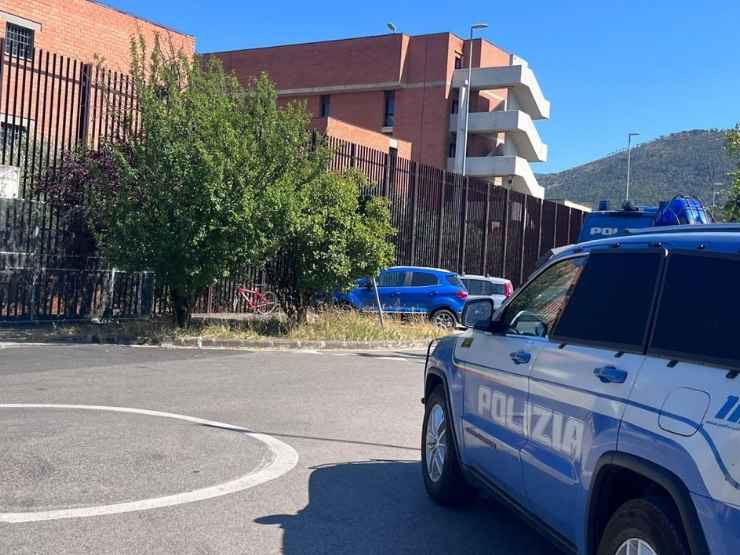 Polizia all'esterno del carcere La Dogaia di Prato durante una rivolta