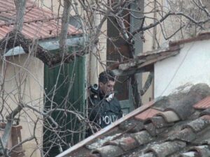 Un poliziotto perquisisce la casa di Pacciani dopo la sua morte