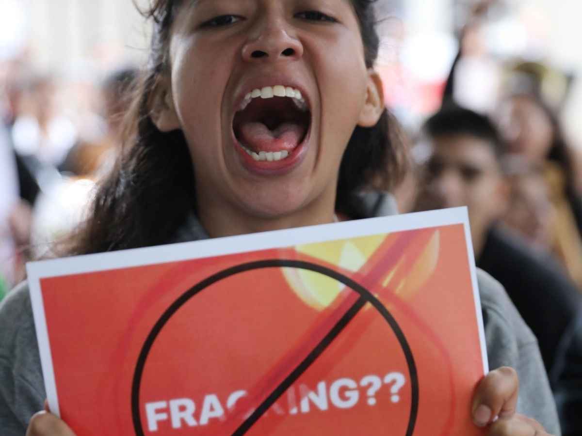 Dazi dimezzati dal 1 agosto, ma arriverà il gas del fracking: l’Europa dimentica il Green Deal per stringere la mano a Donald Trump Dazi dimezzati dal 1 agosto, ma arriverà il gas del fracking: l’Europa dimentica il Green Deal per stringere la mano a Donald Trump