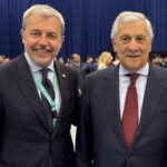 Il portavoce nazionale di Forza Italia Raffaele Nevi e il vicepremier Antonio Tajani in un evento pubblico