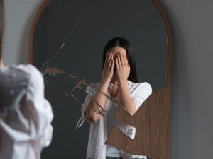 Ragazza ha paura di guardarsi allo specchio
