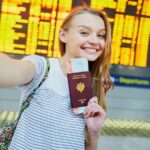 Ragazza felice di partire in aeroporto
