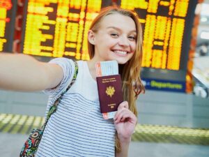Ragazza felice di partire in aeroporto