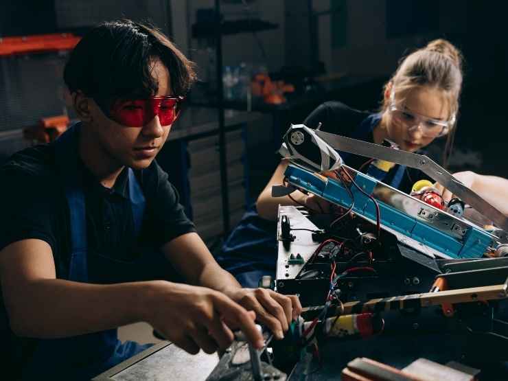 Ragazzi al lavoro per costruire robot, il futuro delle forze dell'ordine e dell'Intelligenza artificiale