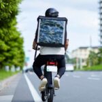 Rider lavora per strada in estate