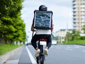 Rider lavora per strada in estate