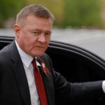 Il ministro dei Trasporti russo Roman Starovoit esce dall'auto
