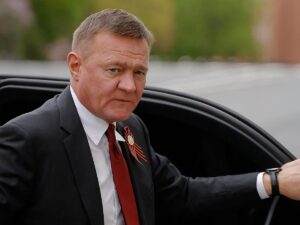 Il ministro dei Trasporti russo Roman Starovoit esce dall'auto