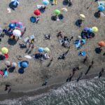 Ombrelloni in spiaggia dall'alto, foto di archivio