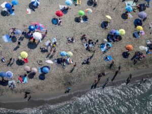 Ombrelloni in spiaggia dall'alto, foto di archivio