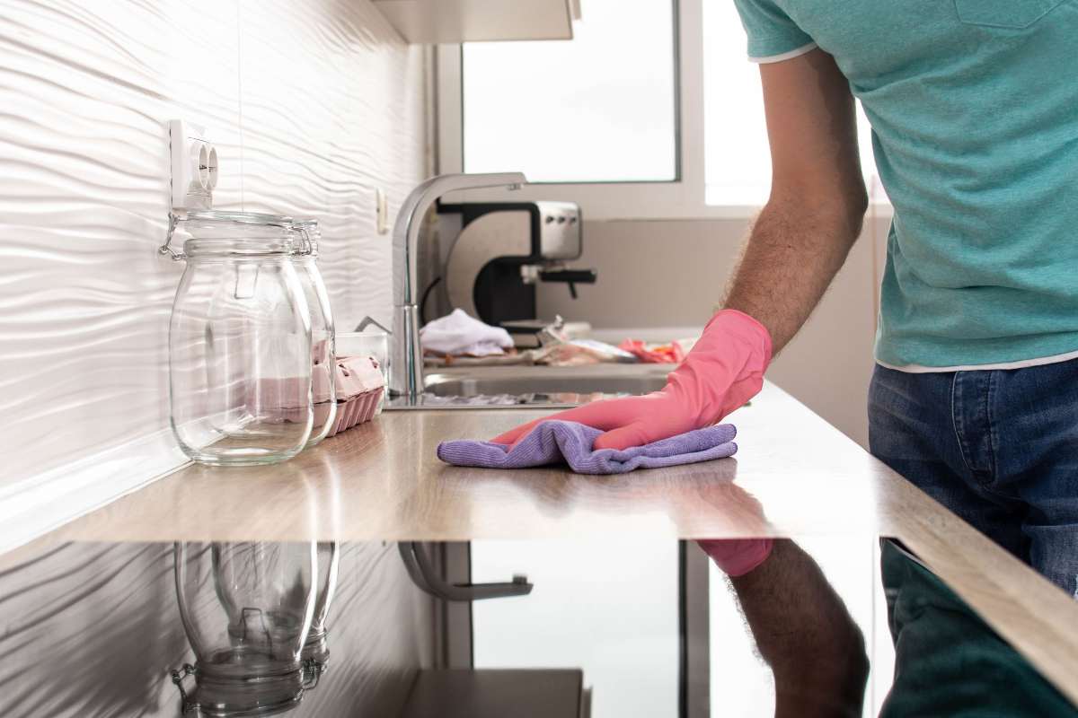 Tutti pazzi per il nuovo metodo per pulire la cucina: gli effetti sono senza precedenti