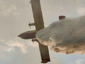 Un Canadair in azione per un incendio in Italia