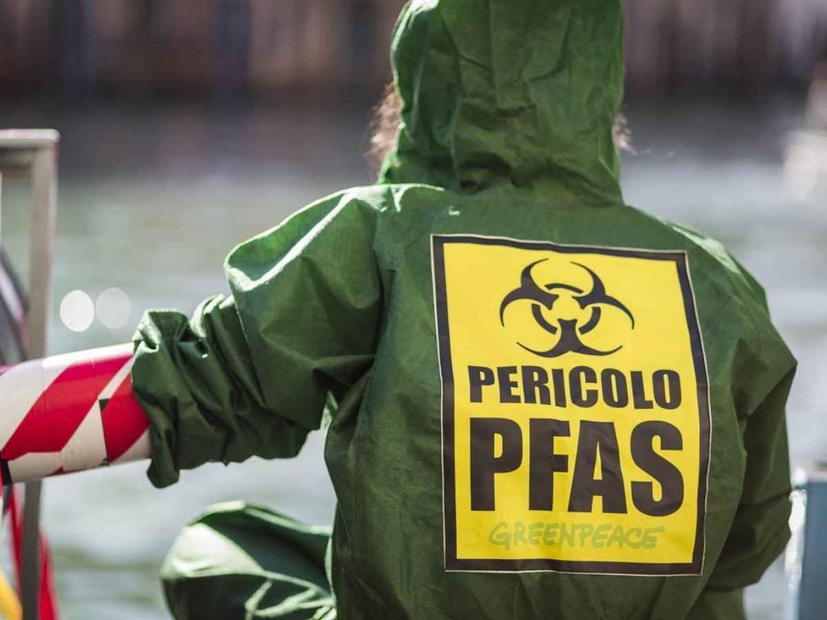 Pfas, gli inquinanti eterni e le bonifiche “clamorosamente” in ritardo. Ungherese (Greenpeace): “Vietarne subito la produzione” Pfas, gli inquinanti eterni e le bonifiche “clamorosamente” in ritardo. Ungherese (Greenpeace): “Vietarne subito la produzione”