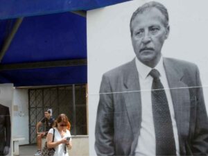 Un cartello con una foto di Paolo Borsellino, perché è importante ricordarlo