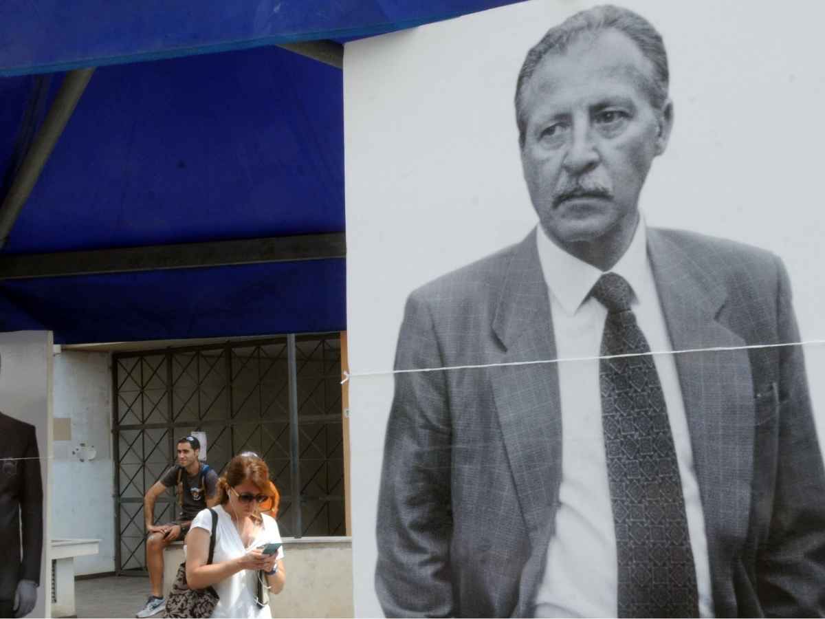 Un cartello con una foto di Paolo Borsellino, perché è importante ricordarlo