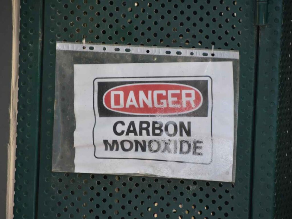 Un cartello di pericolo per il monossido di carbonio