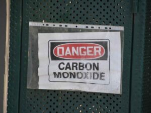 Un cartello di pericolo per il monossido di carbonio