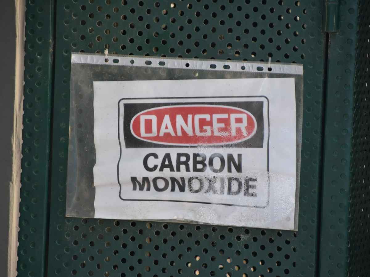 Un cartello di pericolo per il monossido di carbonio