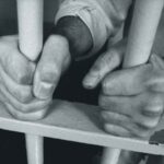Un detenuto stringe le sbarre di una cella, nuovo tentativo di suicidio sventato a Roma Rebibbia
