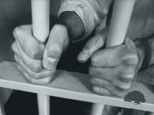 Un detenuto stringe le sbarre di una cella, nuovo tentativo di suicidio sventato a Roma Rebibbia