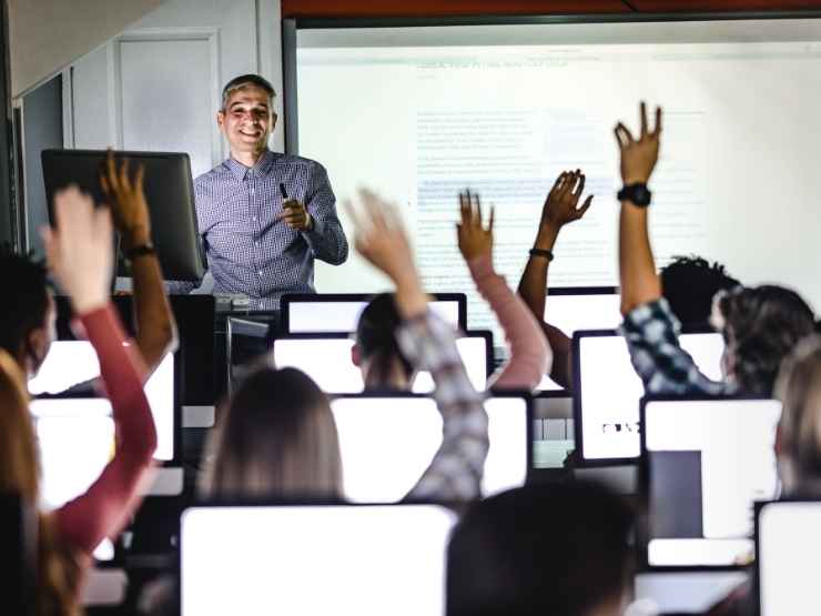 Un docente in classe che fa lezione, anomalie nei trasferimenti ottenuti grazie alla Legge 104