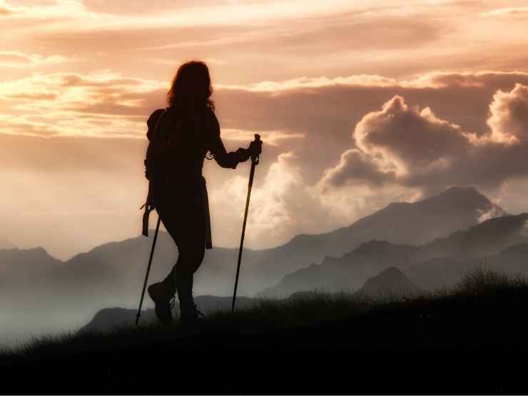 Un escursionista in montagna