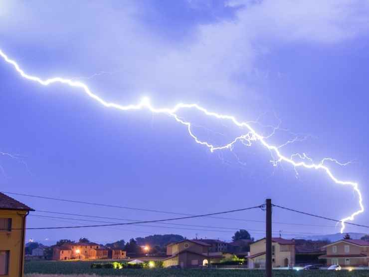 Un fulmine che cade su una città italiana