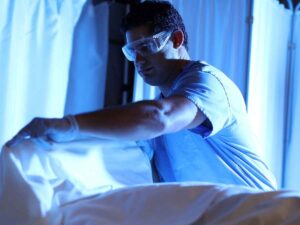 Un medico in procinto di effettuare un'autopsia, perché e come si registrano