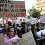 Un momento della manifestazione per la sicurezza dei Campi Flegrei dove gli abitanti sono flagellati da scosse di terremoto e dal fenomeno del bradisismo