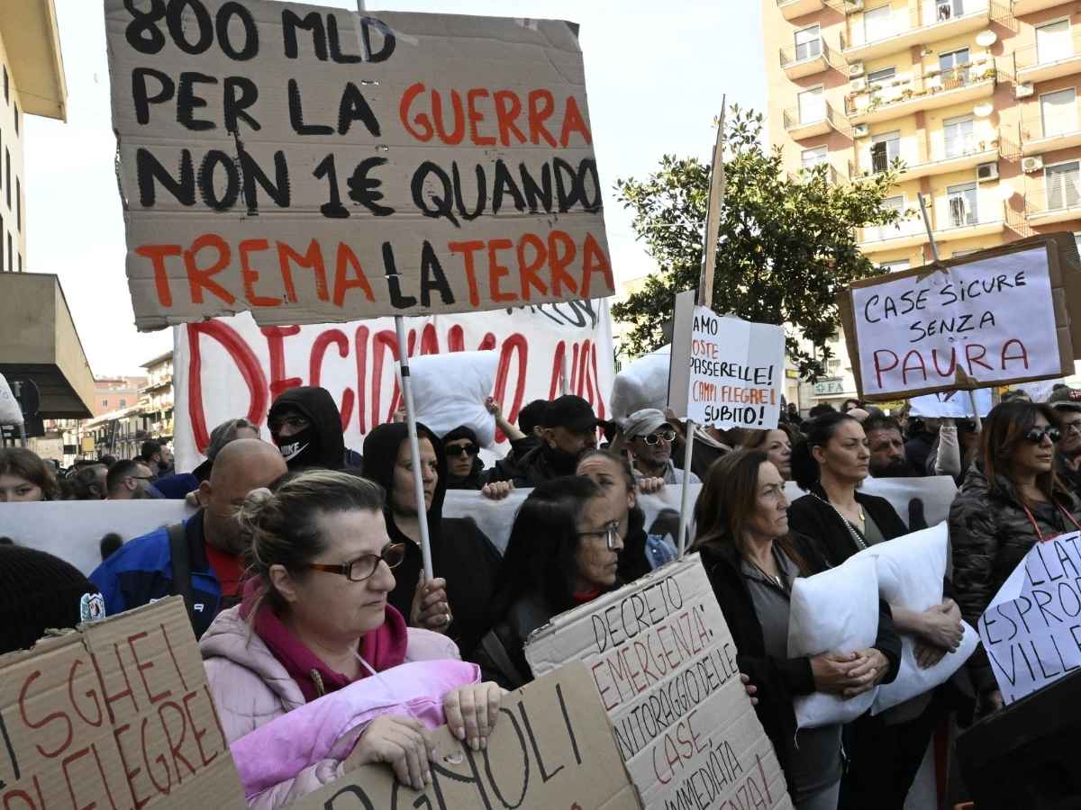 Campi Flegrei, l’Ingv: emergenza nazionale con probabilità di bocche eruttive. Il vulcanologo: “Non significa rischio imminente”