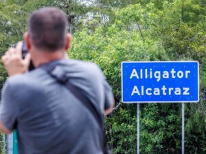 Un uomo scatta una foto al centro Alligator Alcatraz, dove si trovano detenuti anche due italiani