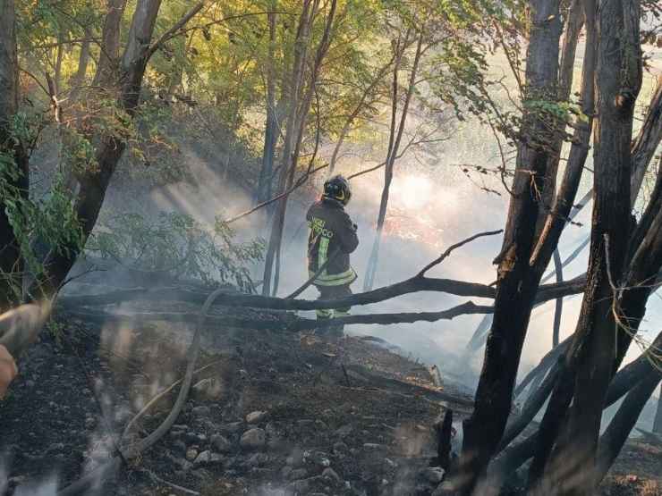 Un viigile del fuoco in azione per un incendio in Italia