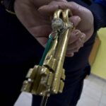 Una guardia penitenziaria mantiene un mazzo di chiavi nell'Ipm Casal del Marmo di Roma