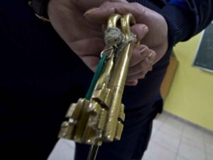Una guardia penitenziaria mantiene un mazzo di chiavi nell'Ipm Casal del Marmo di Roma