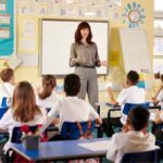 Una maestra in classe che fa lezione, anomalie nei trasferimenti ottenuti grazie alla Legge 104