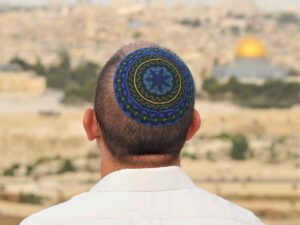 Una persona di religione ebraica di spalle mentre indossa una kippah