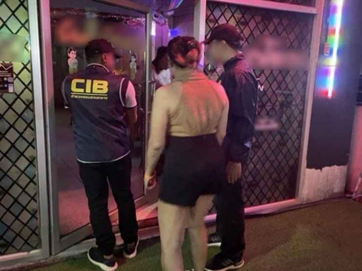Una ragazza e due agenti di polizia all'esterno di un centro massaggi in Italia, orrore tratta di esseri umani
